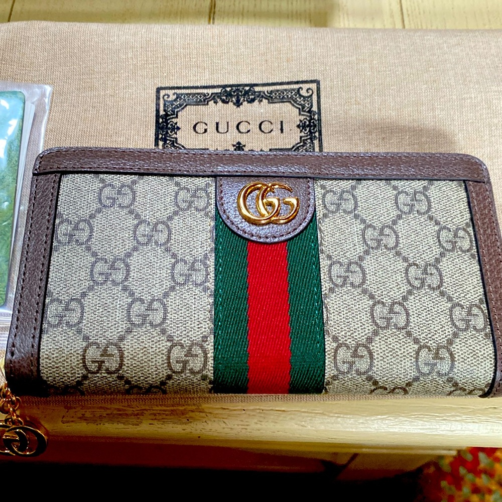 Not authentic Gucci conventional wallet💞
